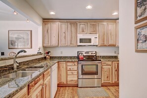 Condo, 2 quartos | Cozinha privada | Geladeira grande, micro-ondas, fogão, cooktop