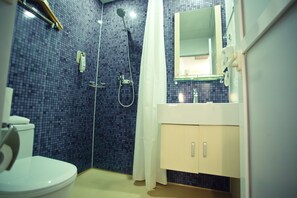 Dusche, umweltfreundliche Kosmetikartikel, Haartrockner, Hausschuhe