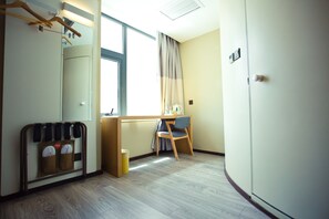 Escritorio, cortinas blackout y tabla de planchar con plancha