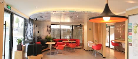 Schreibtisch, Verdunkelungsvorhänge, Bügeleisen/Bügelbrett