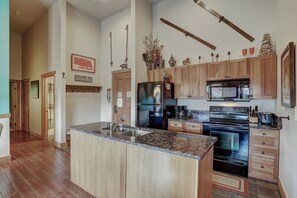 公寓客房, 3 間臥室 | 私人廚房 | 大型雪櫃/冰箱、微波爐、焗爐、爐具