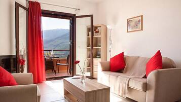 Apartamento, 2 quartos | Área de estar | TV