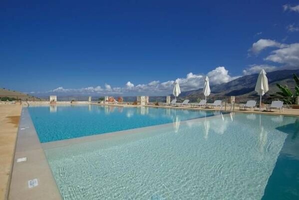 Außenpool, Sonnenschirme, Liegestühle