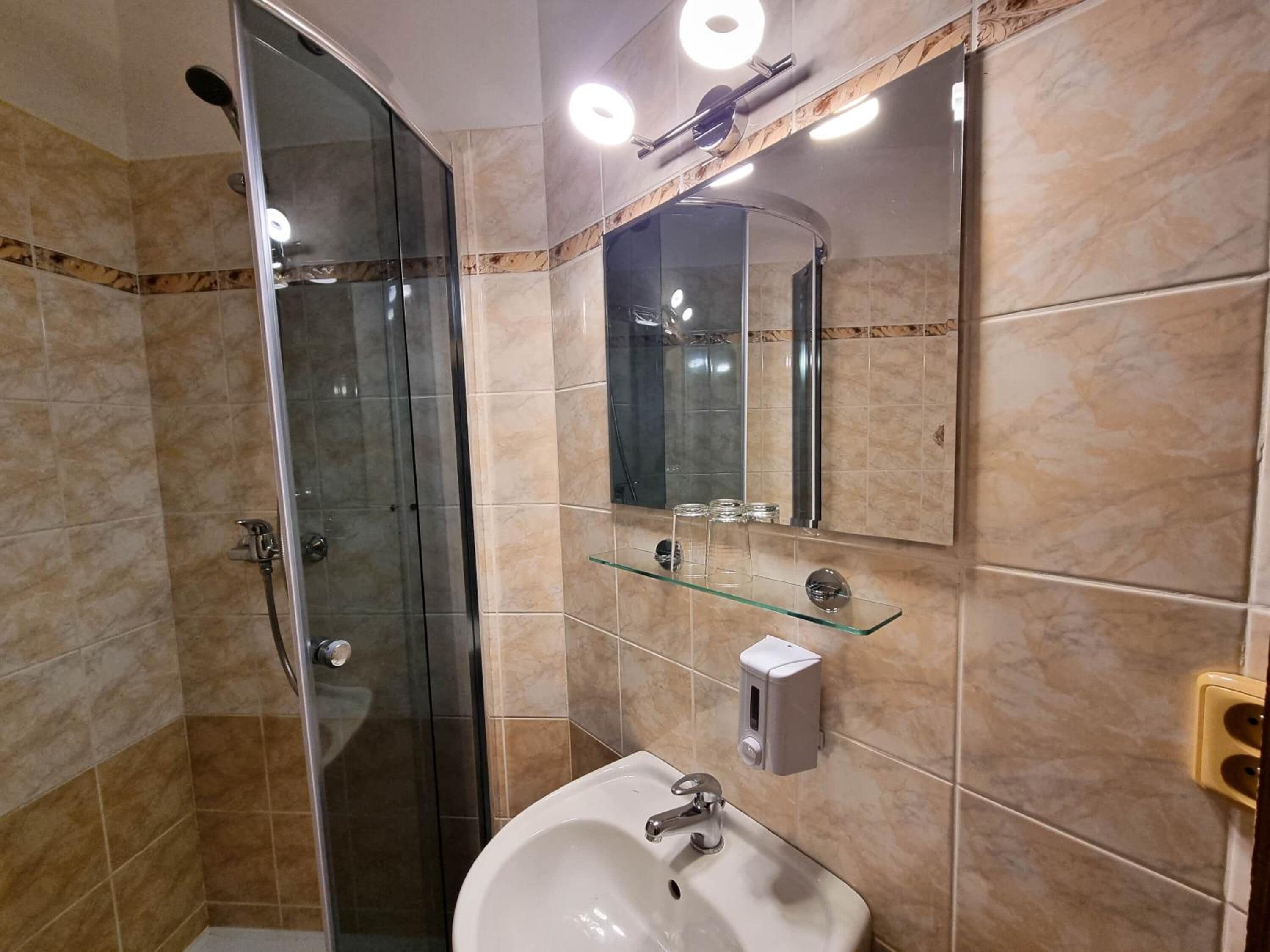 Dusche, Haartrockner, Handtücher