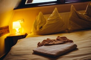 婴儿床、免费 WiFi、床单