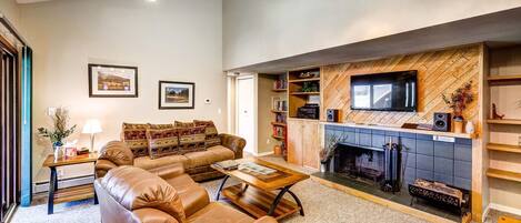 Condo, 2 habitaciones | Área de sala de estar | Televisión de pantalla plana