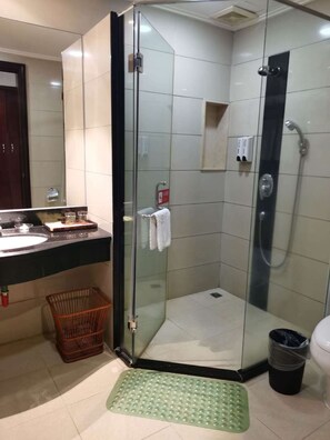 Shower, free toiletries, hair dryer, slippers - Global Business Hotel (Dongguan)