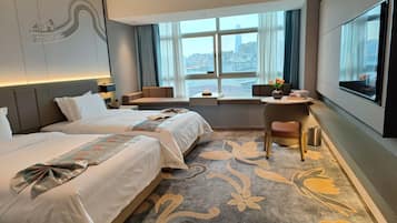 迷你吧、客房内保险箱、办公桌、笔记本电脑工作区