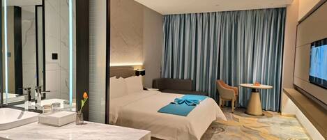 Deluxe King Room | Balcony view