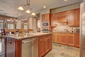 Condo, 2 Bedrooms | Private kitchen | Full-size fridge, microwave, oven, stovetop - 3044 Lone Eagle 2 Bedroom Condo by RedAwning (Keystone)