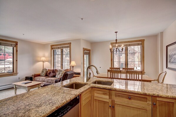 Condo, 2 habitaciones | Cocina privada | Refrigerador con congelador, microondas, horno y parrilla de estufa