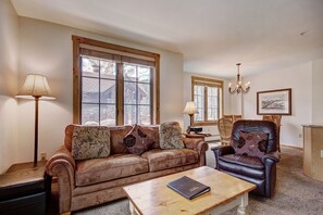 Condo, 2 habitaciones | Área de sala de estar | Televisión de pantalla plana y consola de videojuegos