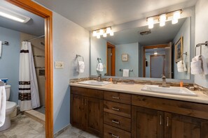 Condo, 2 habitaciones | Baño | Secadora de cabello, toallas, shampoo