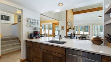 Lägenhet - 2 sovrum | Eget kök | Stort kylskåp, mikrovågsugn, ugn och spishäll