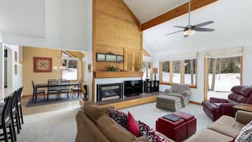 Condo, 2 quartos | Área de estar | TV, dock para MP3