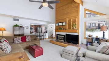 Lägenhet - 2 sovrum | Vardagsrum | Tv och en mp3-dockningsstation