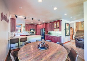 Huoneisto, 4 makuuhuonetta | Yksityinen keittiö | Täysikokoinen jääkaappi, mikroaaltouuni, uuni, liesi