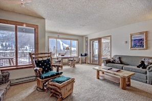 Living area - 221 Cinnamon Ridge I 2 Bedroom Condo by RedAwning (Keystone)