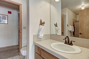 Condo, 2 habitaciones | Baño | Secadora de cabello, toallas, shampoo