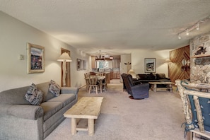 Living area - 221 Cinnamon Ridge I 2 Bedroom Condo by RedAwning (Keystone)