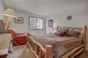 Condo, 2 habitaciones | 2 habitaciones, escritorio y espacio para trabajar con laptop