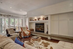 Appartement, 2 slaapkamers | Woonruimte | Een televisie en een open haard