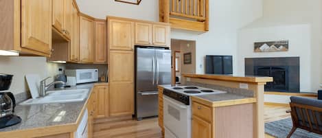 Townhome, 4 Bedrooms | Private kitchen | Full-sized fridge, microwave, oven, stovetop