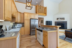 Townhome, 4 Bedrooms | Private kitchen | Full-size fridge, microwave, oven, stovetop