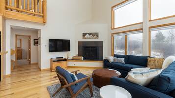 Resortwoning, 4 slaapkamers | Woonruimte | Een televisie