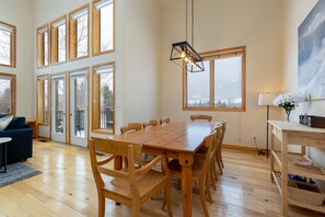 Stadtwohnung, 4 Schlafzimmer | Essbereich im Zimmer