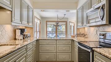 Condo, 3 Bedrooms | Private kitchen | Full-size fridge, microwave, oven, stovetop