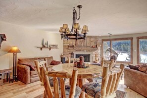 Condo, 1 Bedroom | In-room dining