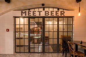 Breakfast, lunch, dinner served; local and international cuisine  - MeetMe23 - Hotel (Prague)