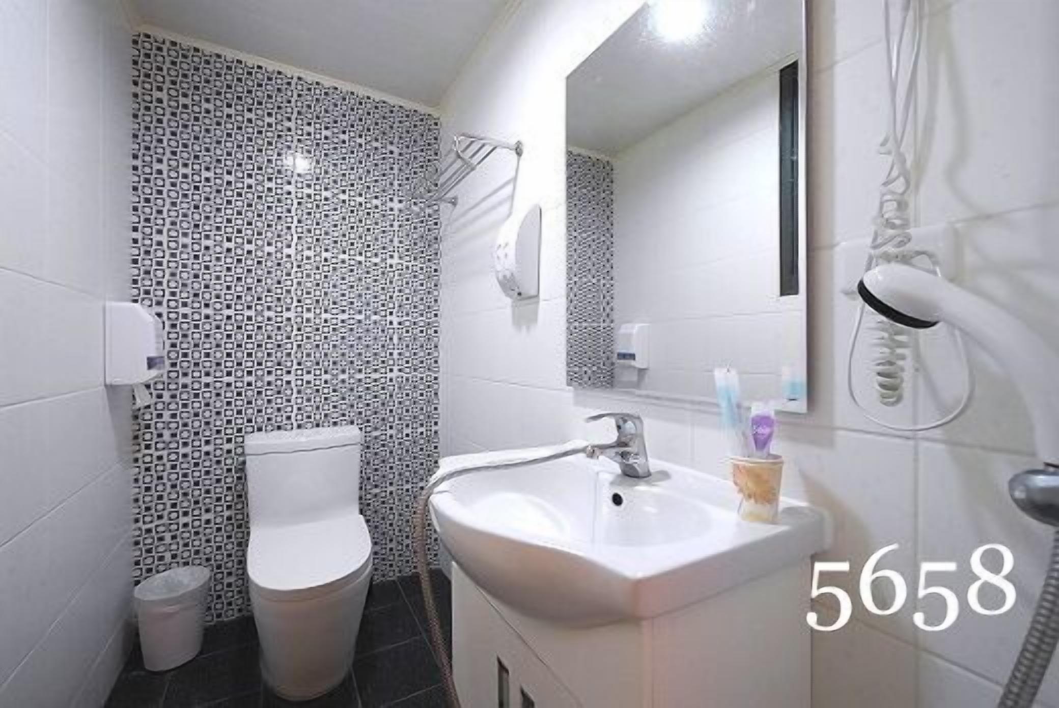 Economy Double Room | Bathroom | Shower, free toiletries, hair dryer, slippers