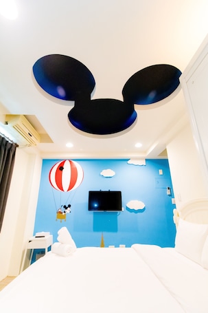 Escritorio, cortinas blackout y wifi gratis