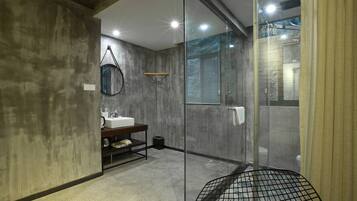Emerald Pool King Size Room | Premium bedding, desk, blackout curtains, soundproofing