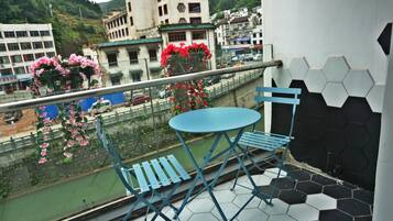 Twin kamer, balkon | Luxe beddengoed, een bureau, verduisterende gordijnen