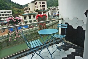 Tomannsrom, balkong | Sengetøy av topp kvalitet, skrivebord, blendingsgardiner og lydisolert