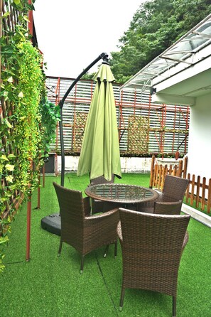 جناح - بشرفة | أغطية فراش متميزة ومكتب وستائر تعتيم وتجهيزات عازلة للصوت