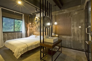 Premium bedding, desk, blackout drapes, soundproofing - Zero Five One Seven Inn (Huangshan)