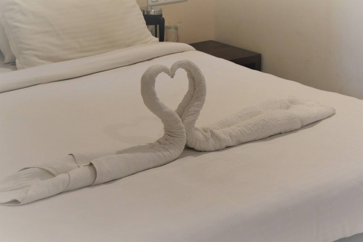 Premium-Doppelzimmer, 1 King-Bett | Schreibtisch, Bügeleisen/Bügelbrett, Zustellbetten, kostenloses WLAN