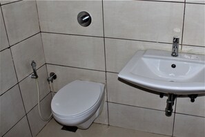 Dusche, kostenlose Toilettenartikel, Handtücher