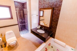 Economy-Villa, 3 Schlafzimmer, eigener Pool, Eckzimmer | Badezimmer | Duschwanne, kostenlose Toilettenartikel, Haartrockner, Hausschuhe