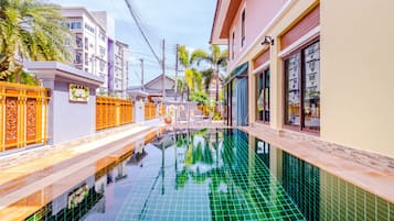 Villa económica, 3 habitaciones, alberca privada, en esquina | Alberca al aire libre | Alberca al aire libre