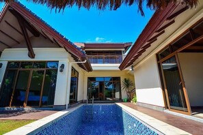 Meja kerja, tirai kedap cahaya, dan tempat tidur lipat/tambahan