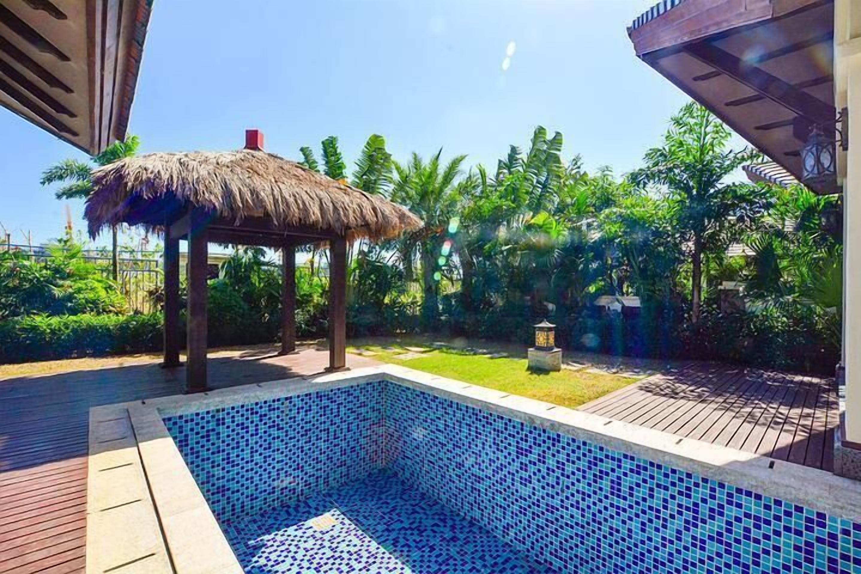 Meja kerja, tirai kedap cahaya, dan tempat tidur lipat/tambahan