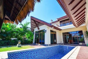 Meja kerja, tirai kedap cahaya, dan tempat tidur lipat/tambahan