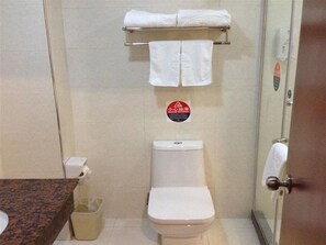 Shower, free toiletries, hair dryer, slippers - GreenTree Inn Taizhou Jichuan Road Wanda Plaza Business Hotel (Taizhou)