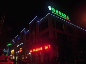 Façade de l’hébergement - soirée/nuit