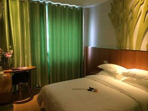 Màn/rèm cản sáng, bàn ủi/dụng cụ ủi quần áo 